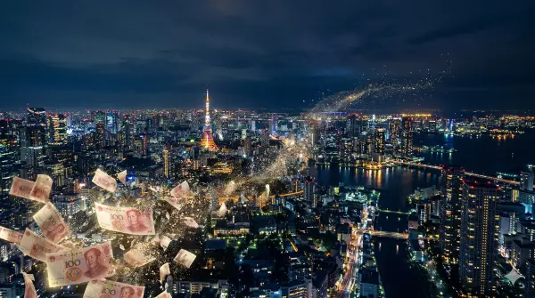 東京のビル群の夜景に、薄れていく人民元紙幣のシルエットが重なるイメージ